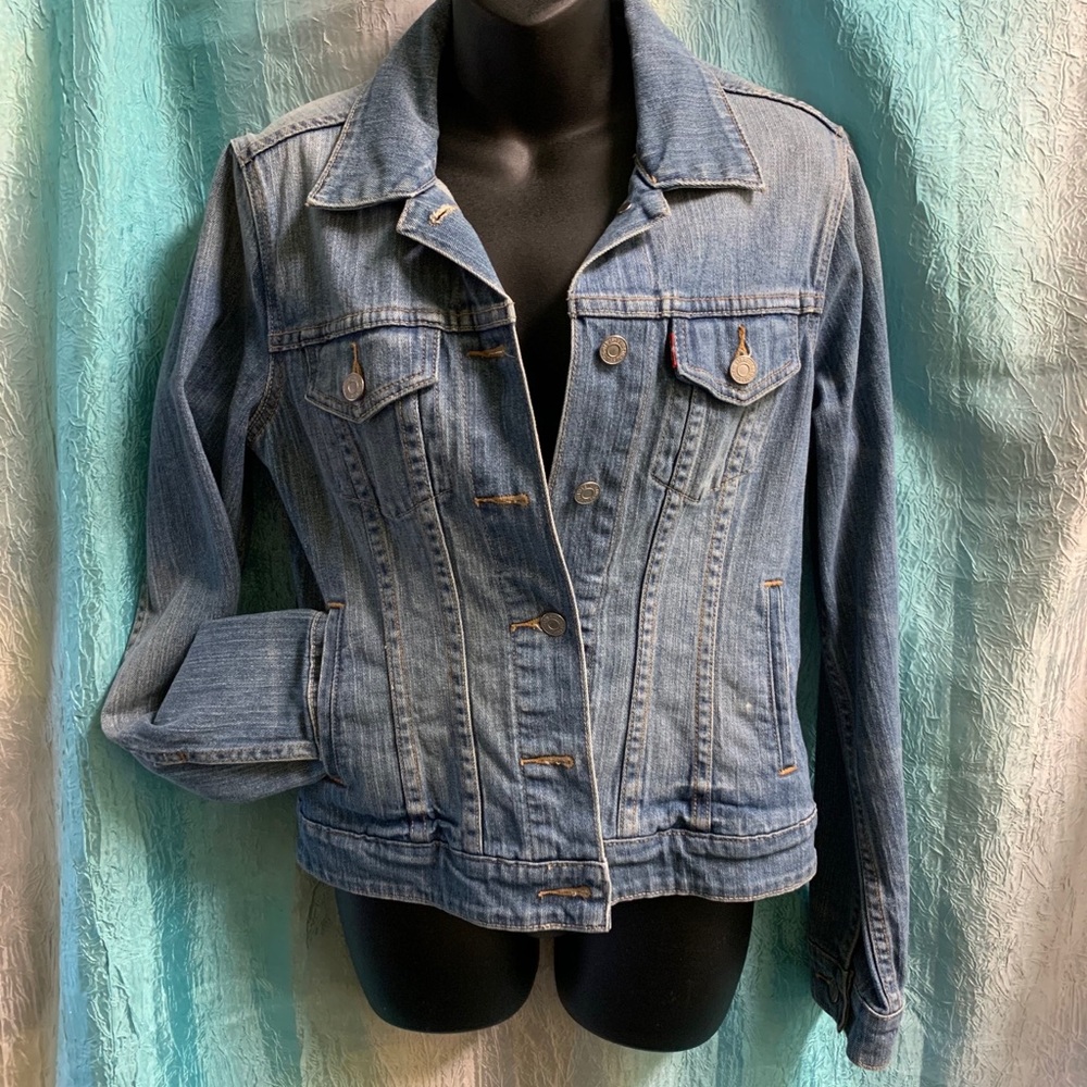 Levi’s women’s Jean Jacket light wash Button front